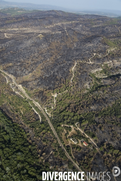 Survol du Luberon ravagé par le feu