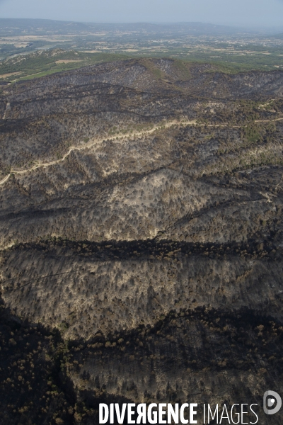 Survol du Luberon ravagé par le feu