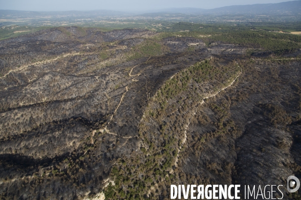 Survol du Luberon ravagé par le feu