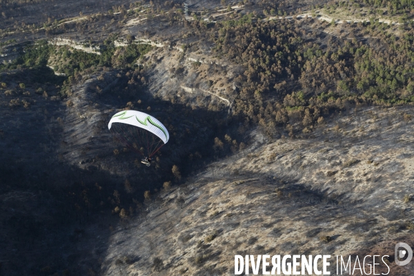 Survol du Luberon ravagé par le feu
