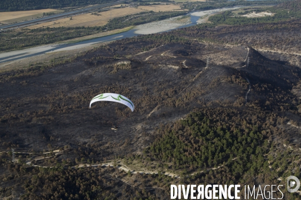 Survol du Luberon ravagé par le feu