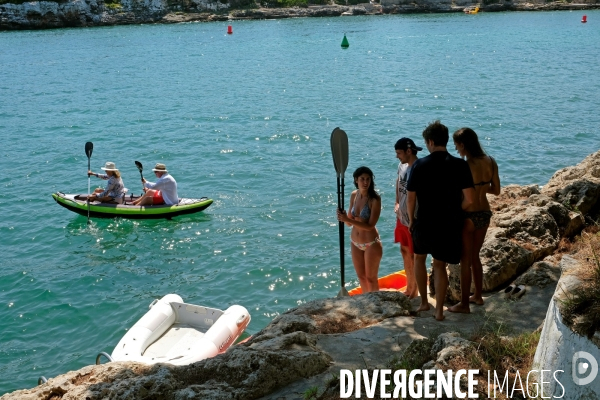 Juillet2017.Vacanciers en Espagne.Depart en kayaks dans la calanque de Cala d Or