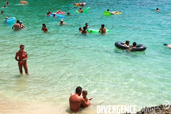 Juillet2017.Vacances.Espagne.Une famille se prend en photo avec un smartphone muni d une perche a selfie