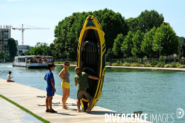 Juillet2017.Ho hisse le kayakiste;Un dimanche au bord du canal de l Ourcq