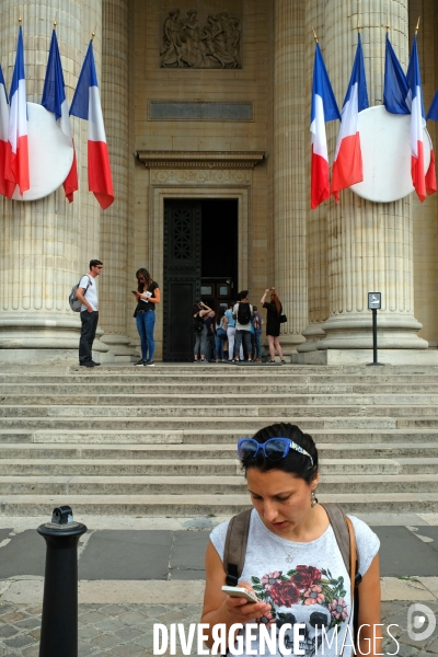 Juillet2017.Devant le Pantheon,une jeune femme porte un tee shirt avec une tete de mort ceinte de fleurs