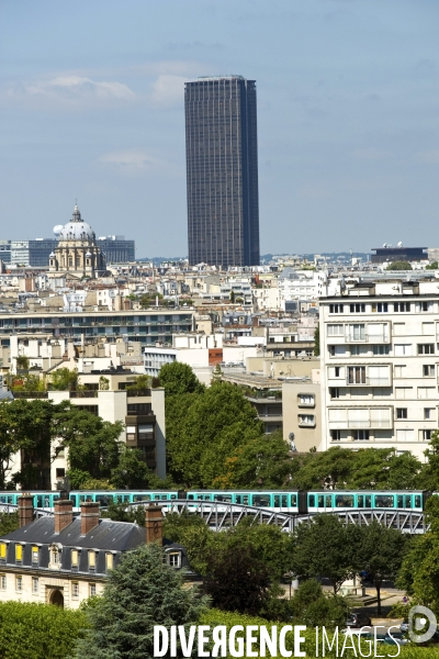 Juillet2017.Vue de Paris avec metro aerien de la ligne 5