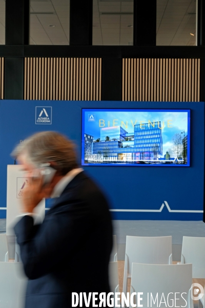 Juillet2017.Un homme d affaires au telephone avant la conference de presentation de l immeuble Austerlitz