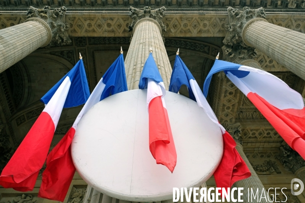 Juillet2017.Drapeaux francais accroches  aux colonnes du Pantheon