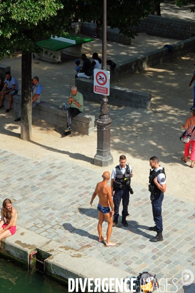 Juillet2017.Un baigneur se voit rappeler a l ordre par des policiers sur un quai du bassin de la Villette