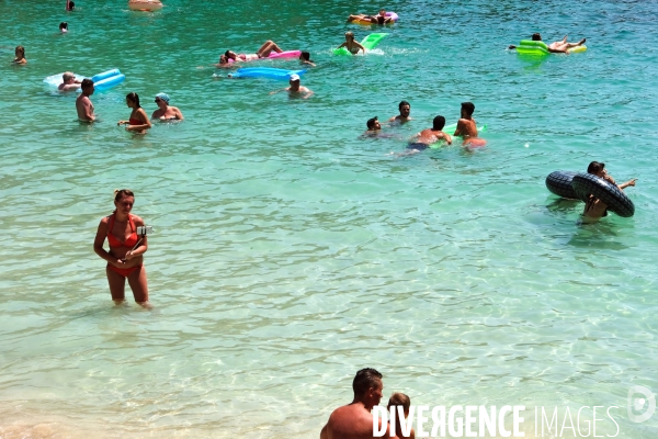 Vacances.Espagne.Une famille se prend en photo avec un smartphone muni d une perche a selfie
