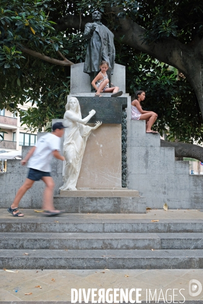 Majorque.A Palma des enfants jouent sur le piedestal de la statue d Antonio Maura, homme politique