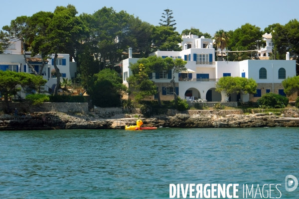 Maisons construites au bord de la calanque a Cala d Or.