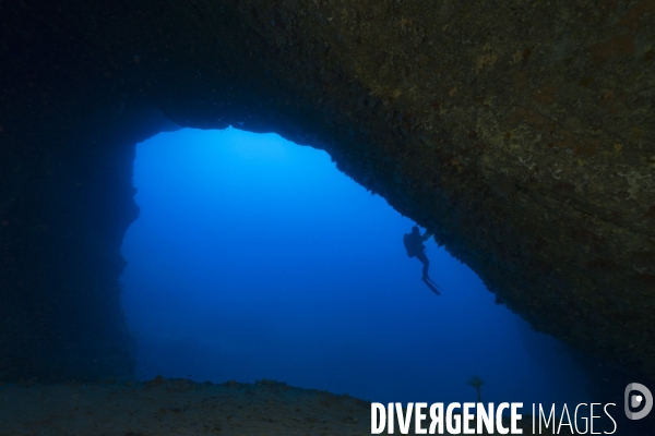 Grotte sous-marine dans la réserve de Scandola en Corse
