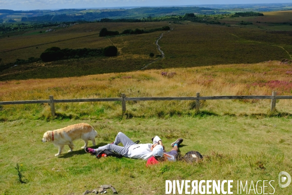 Bretagne.Finistere.Sieste aux monts d Aree