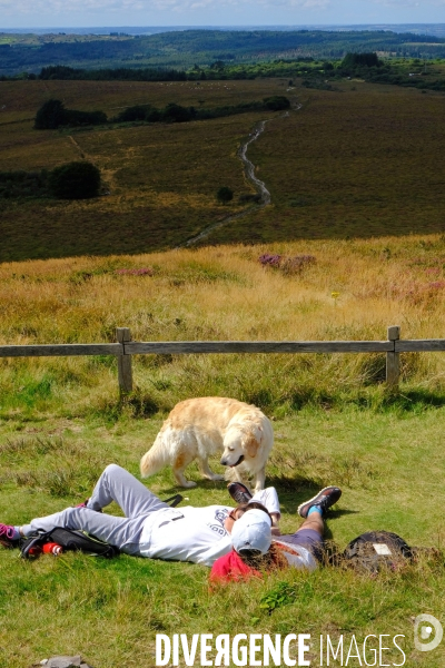 Bretagne.Finistere.Sieste aux monts d Aree