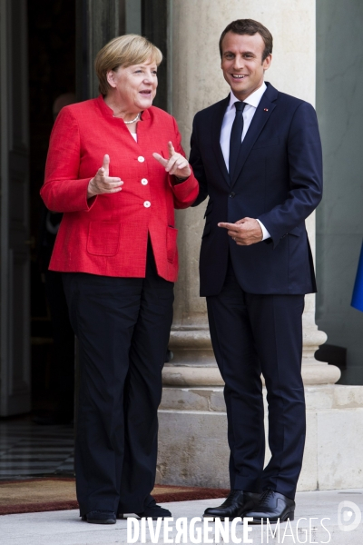 Réunion de travail à l Elysée avec les chefs de gouvernement allemand, espagnol, italien, tchadien, nigérien et libyen