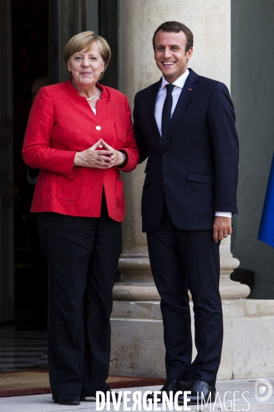 Réunion de travail à l Elysée avec les chefs de gouvernement allemand, espagnol, italien, tchadien, nigérien et libyen