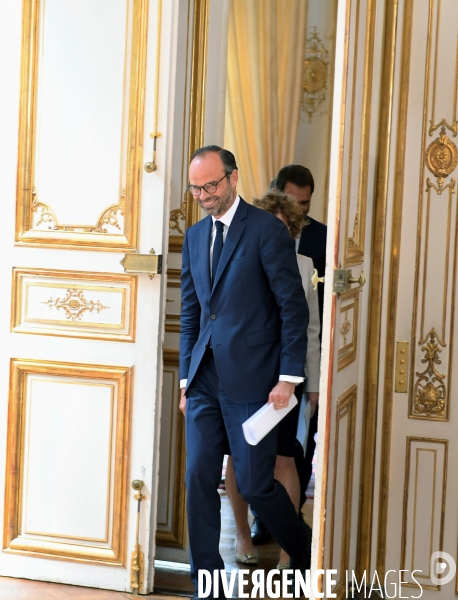 Présentation des ordonnances à Matignon