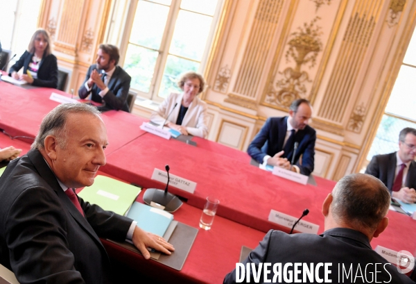 Présentation des ordonnances à Matignon