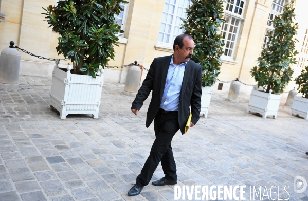 Présentation des ordonnances à Matignon