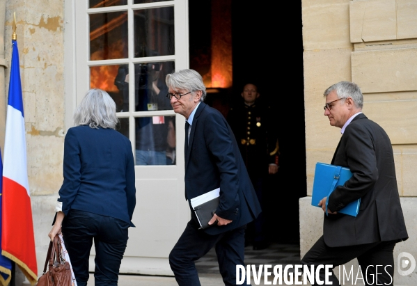 Présentation des ordonnances à Matignon