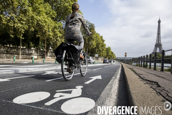 La circulation en vélo à Paris facilitée par la construction de nombreuses pistes cyclables.