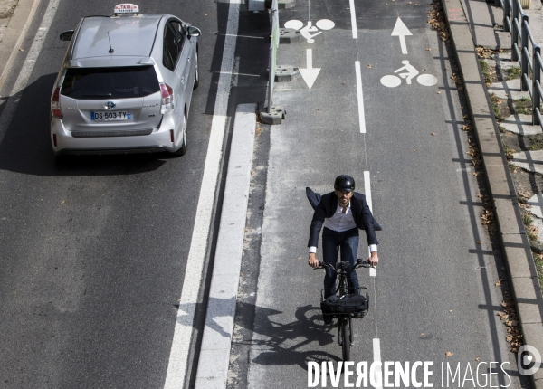 La circulation en vélo à Paris facilitée par la construction de nombreuses pistes cyclables.