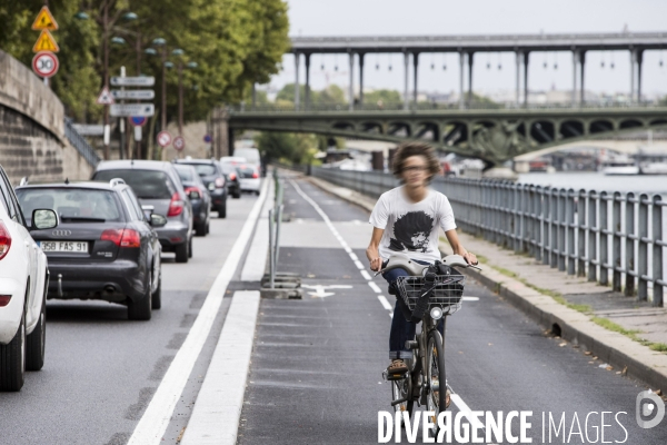 La circulation en vélo à Paris facilitée par la construction de nombreuses pistes cyclables.