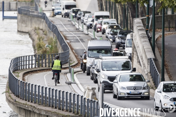 La circulation en vélo à Paris facilitée par la construction de nombreuses pistes cyclables.