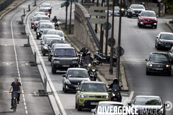 La circulation en vélo à Paris facilitée par la construction de nombreuses pistes cyclables.