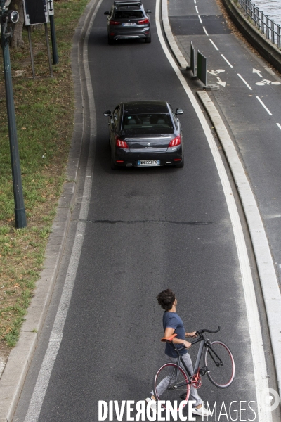 La circulation en vélo à Paris facilitée par la construction de nombreuses pistes cyclables.