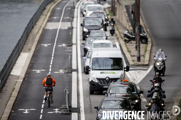 La circulation en vélo à Paris facilitée par la construction de nombreuses pistes cyclables.