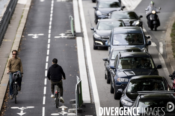 La circulation en vélo à Paris facilitée par la construction de nombreuses pistes cyclables.