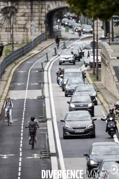 La circulation en vélo à Paris facilitée par la construction de nombreuses pistes cyclables.