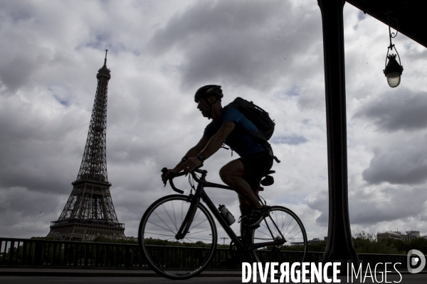 La circulation en vélo à Paris facilitée par la construction de nombreuses pistes cyclables.