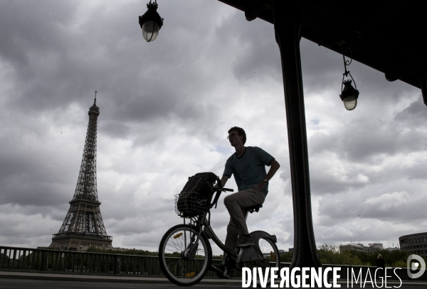 La circulation en vélo à Paris facilitée par la construction de nombreuses pistes cyclables.