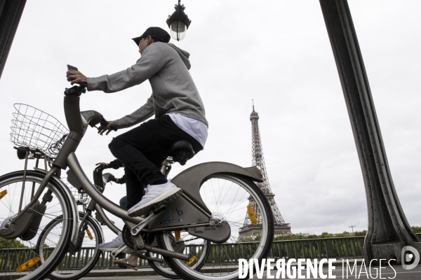 La circulation en vélo à Paris facilitée par la construction de nombreuses pistes cyclables.