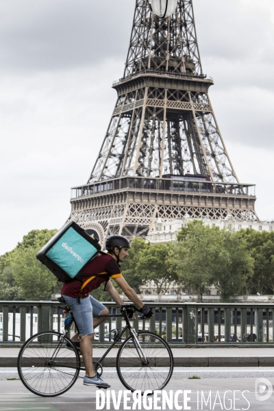 La circulation en vélo à Paris facilitée par la construction de nombreuses pistes cyclables.