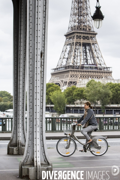 La circulation en vélo à Paris facilitée par la construction de nombreuses pistes cyclables.