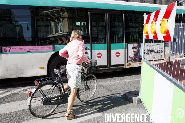 La circulation en vélo à Paris facilitée par la construction de nombreuses pistes cyclables.