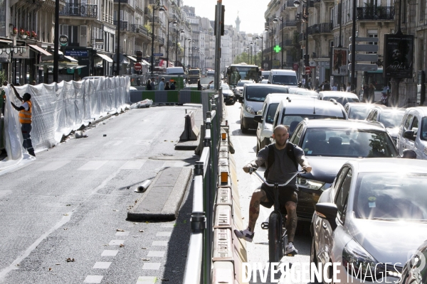 La circulation en vélo à Paris facilitée par la construction de nombreuses pistes cyclables.