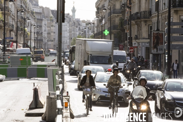 La circulation en vélo à Paris facilitée par la construction de nombreuses pistes cyclables.