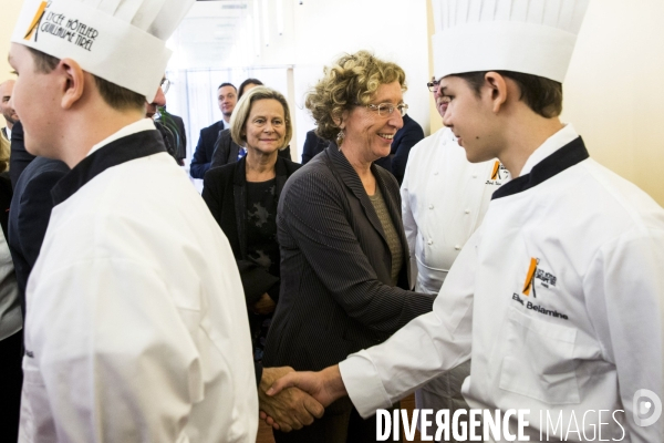 Muriel PENICAUD et Jean-Michel BLANQUER visitent un lycée hôtelier à Paris