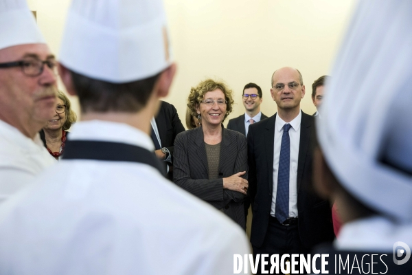 Muriel PENICAUD et Jean-Michel BLANQUER visitent un lycée hôtelier à Paris