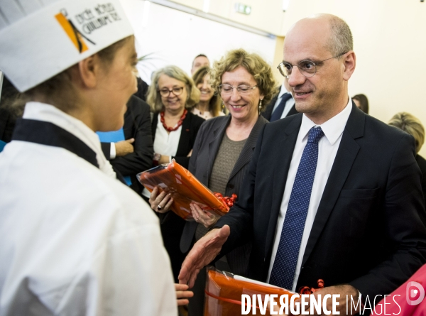 Muriel PENICAUD et Jean-Michel BLANQUER visitent un lycée hôtelier à Paris