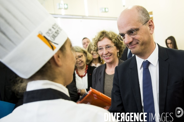 Muriel PENICAUD et Jean-Michel BLANQUER visitent un lycée hôtelier à Paris