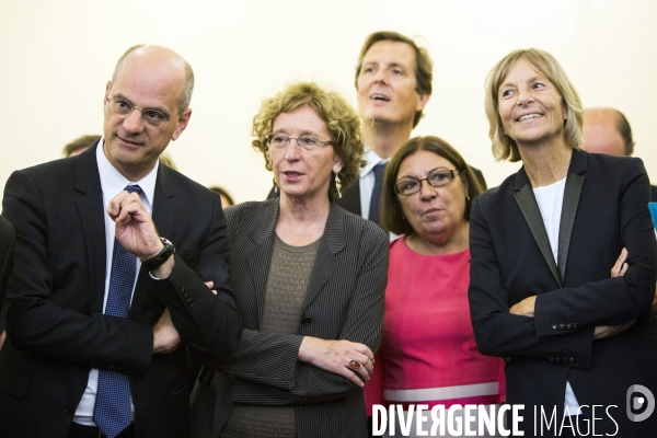 Muriel PENICAUD et Jean-Michel BLANQUER visitent un lycée hôtelier à Paris