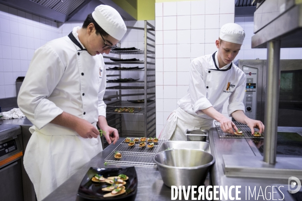 Les élèves du lycée professionnel hôtelier Guillaume TIREL à Paris.