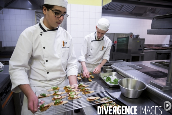 Les élèves du lycée professionnel hôtelier Guillaume TIREL à Paris.