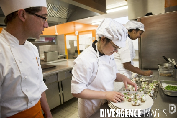 Les élèves du lycée professionnel hôtelier Guillaume TIREL à Paris.